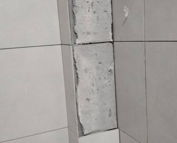 肃北瓷砖空鼓维修公司分享下瓷砖施工前基层浇水润湿程度不足，可能导致以下问题